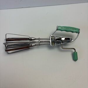 Vintage Maynard 1950s Handheld Egg Beater with Seafoam Green Handle MCM